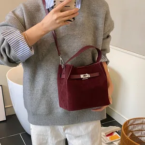 Sac seau vintage en daim bordeaux avec fermoir en métal argenté et bandoulière réglable