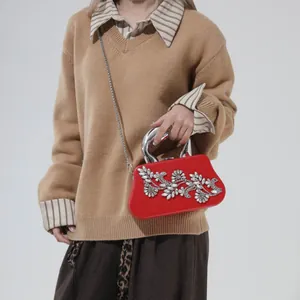 Bolso de noche rojo elegante con flores de strass plateados y asa de anillo metálico