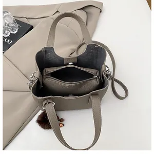 Vista dettagliata della borsa a mano motivo litchi con pochette interna e ciondolo