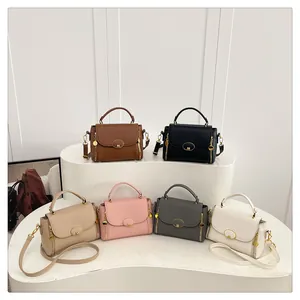 Sacs à bandoulière en plusieurs couleurs avec motif litchi sur un présentoir blanc