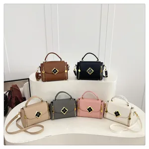 Sacs à main en cuir grainé en six couleurs avec accents métalliques dorés