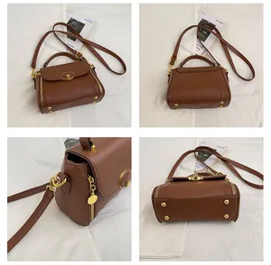 Détails du sac en cuir marron avec boucle dorée en M et picots de protection dessous
