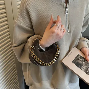 Sac demi-lune en daim marron avec chaîne dorée et design vintage élégant