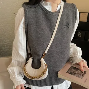 Gilet en tricot gris avec petit sac demi-lune crème et chaîne dorée épaisse
