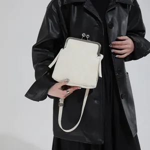 Sac à main rétro blanc crème avec texture litchi et fermoir à baiser argenté pour femme