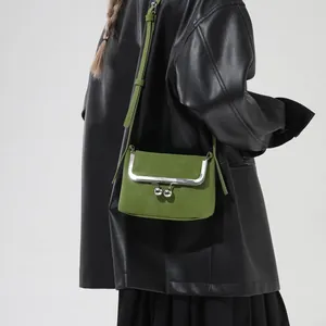 Sac bandoulière rétro vert en forme de coquille avec texture litchi et fermoir métallique