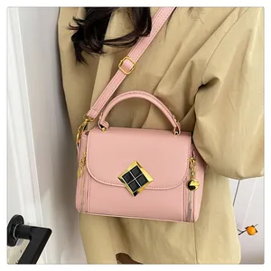 Détail du sac à main rose en cuir grainé avec fermoir métallique doré élégant