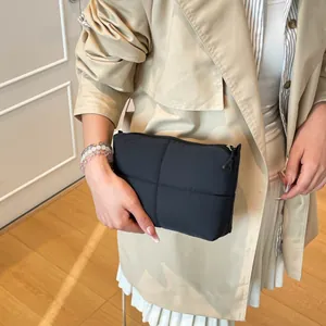 Schicke schwarze gesteppte Baumwoll-Clutch mit Gittermuster und Reißverschluss für Damen