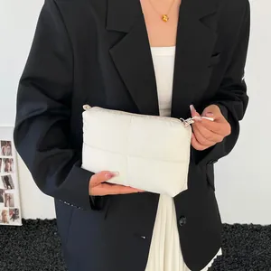 Weiße gesteppte Puffer-Clutch-Tasche mit Kreuzstich-Textur und Metallreißverschluss