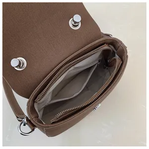 Vue de dessus détaillée de la doublure intérieure spacieuse et des poches de ce sac marron