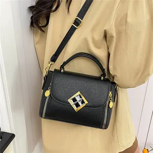 Sac à main noir classique motif litchi avec ferrures dorées et bandoulière amovible