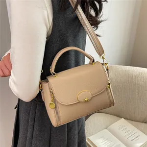 Sac à main chic beige texturé litchi avec boucle M en métal et large bandoulière