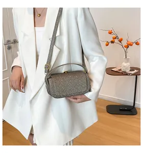 Détail du sac bandoulière argenté à paillettes avec rabat et sangle scintillante