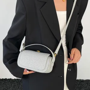 Sac à main argenté à paillettes scintillantes avec poignée et boucle dorée chic