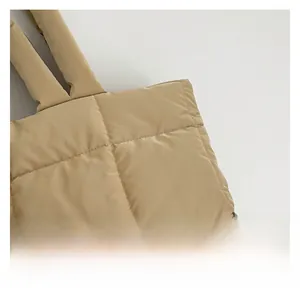 Détail macro du tissu matelassé kaki du cabas avec des coutures carrées de qualité