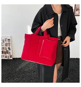 Détail du sac cabas matelassé rouge avec mini pochette assortie et fini brillant