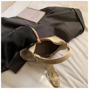 Vue détaillée de l'intérieur spacieux du sac à main beige et fermeture éclair argentée