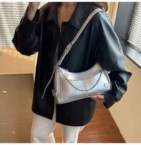 Détail du sac sous le bras en cuir ciré argenté avec chaîne et boucles métalliques