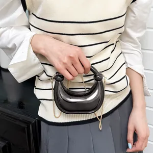 Mini sac croissant noir effet miroir avec poignée ronde et bandoulière en chaîne dorée