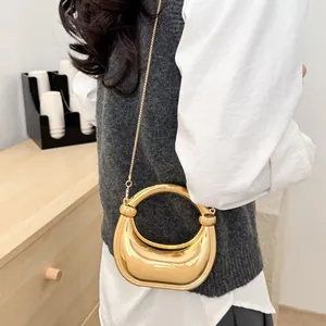 Sac croissant en métal miroir doré avec poignée circulaire et bandoulière en chaîne chic