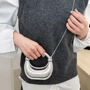 Sac à main demi-lune argenté avec poignée ronde et fine bandoulière chaîne