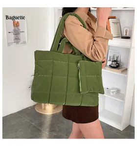 Detail van olijfgroene gewatteerde shopper met bijpassende mini-pouch en glanzende nylon textuur