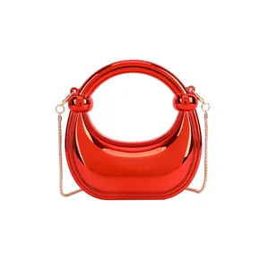 Sac à main demi-lune rouge métallique avec poignée ronde et bandoulière chaîne dorée