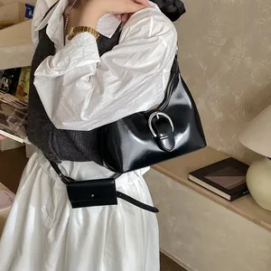 Sac à bandoulière en cuir verni noir minimaliste avec boucle argentée et mini pochette taille