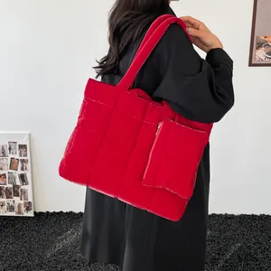 Sac fourre-tout matelassé rouge pour femme avec mini pochette zippée assortie