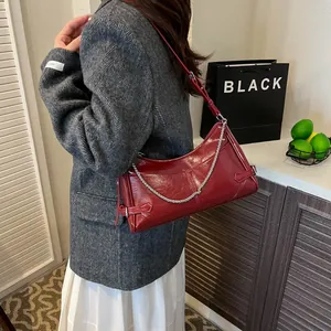 Sac bandoulière vintage bordeaux en cuir verni avec chaîne métallique pour printemps 2026