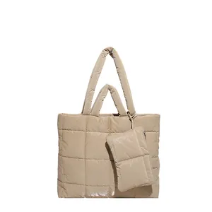 Sac fourre-tout matelassé beige avec doubles anses et pochette zippée assortie