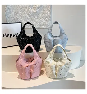Dettaglio di borse in tela con motivo a stelle in quattro colori e pratiche tasche laterali