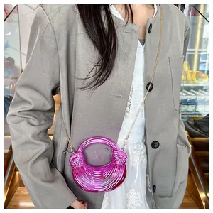 Sac lune rose fuchsia brillant avec poignée ronde et bandoulière en chaîne dorée
