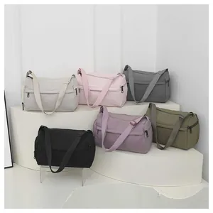 Détail montrant les diverses couleurs de sacs de sport en nylon imperméables et polyvalents