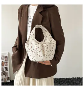 Dettaglio della borsa tote in tela con stampe di cuori e orsi in stile lifestyle
