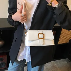 Sac sous le bras rectangulaire en cuir verni blanc avec boucle fer à cheval dorée