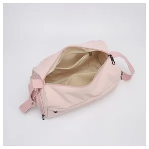 Vue de dessus de l'intérieur du sac en nylon rose avec poche zippée et compartiments ouverts