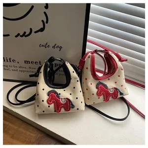 Detalle de mini colgantes para bolso con lunares, bordado de caballo y tiras finas