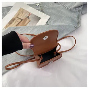 Détail du mini sac bandoulière marron avec gaufrage à pois et fermoir magnétique argenté