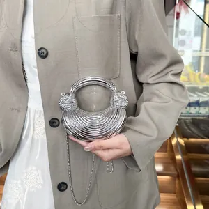 Sac hobo croissant argenté avec texture plissée et chaîne en métal pour soirée