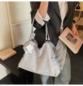 Détail du cabas gris argenté avec motifs d'étoiles et broderie GuguYugui