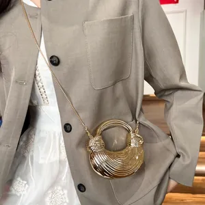 Sac à main demi-lune doré chic avec texture plissée et fine bandoulière en chaîne