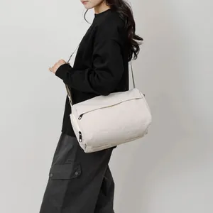Sac bandoulière minimaliste en nylon beige pour femme avec sangle réglable et imperméable