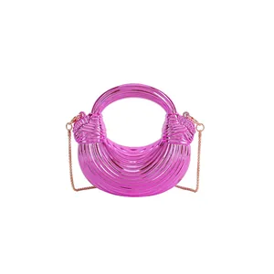 Sac à main croissant fuchsia métallique avec poignée nouée et chaîne dorée
