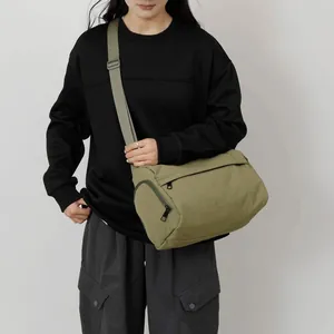 Sac bandoulière cylindrique en nylon vert olive avec sangle réglable pour loisirs