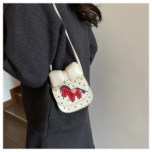 Détail du mini sac selle à pois avec nœud et broderie de cheval pour filles et enfants