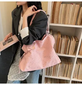 Sac fourre-tout rose avec motifs d'étoiles argentées, broderie et un pendentif étoile