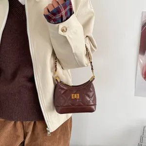 Sac à bandoulière matelassé marron avec surpiqûres losanges et fermoir doré vintage