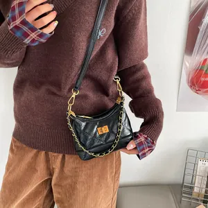 Sac à bandoulière matelassé à losanges avec fermoir doré et bandoulière en chaîne