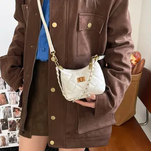 Sac à bandoulière matelassé blanc avec fermoir doré et bandoulière en chaîne